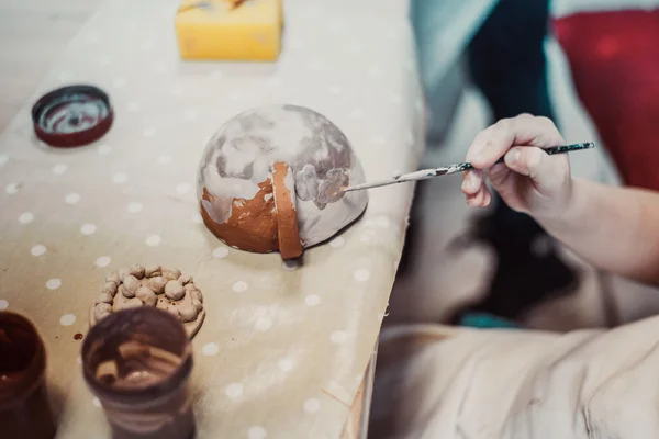 Le mani dei bambini scolpisce — Foto Stock