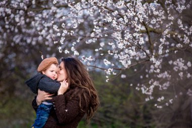 Küçük oğlu genç annesiyle çiçeği Bahçe