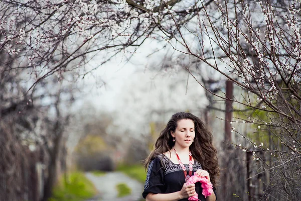 아름 다운 여자는 화 환 입은 무성 한 정원에서 산책 — 스톡 사진