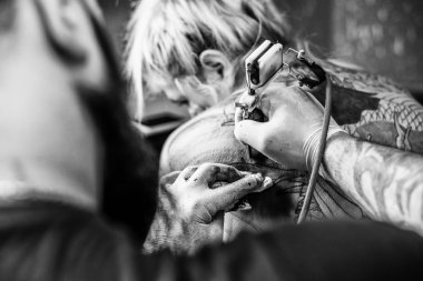 bir kızın arkasına bir dövme oluşturma işlemi