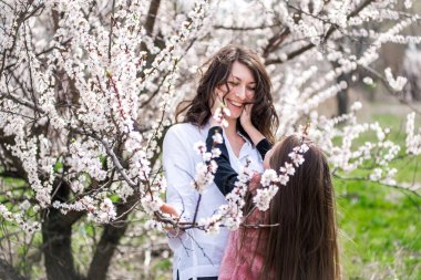 Anne ve kızı bahçede yürüyüş 