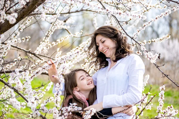 Mãe e filha andando no jardim — Fotografia de Stock