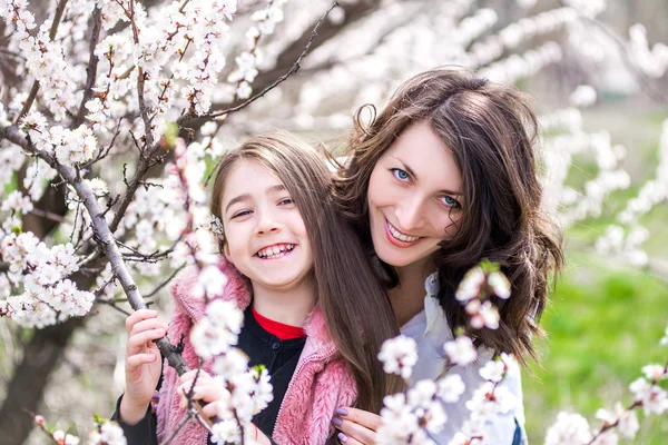 Mãe e filha andando no jardim — Fotografia de Stock