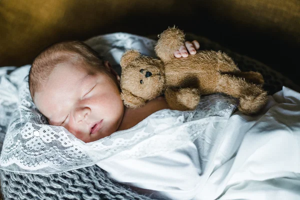 Bebé recién nacido dormido envuelto en una manta — Foto de Stock