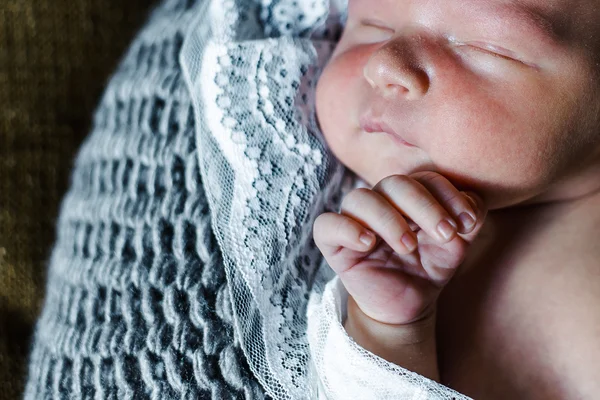 Bebé recién nacido dormido envuelto en una manta — Foto de Stock