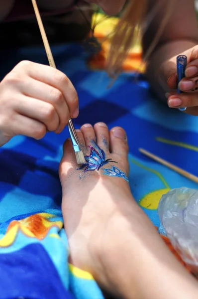 Glitter tatuering på en kaukasisk flicka ben. — Stockfoto