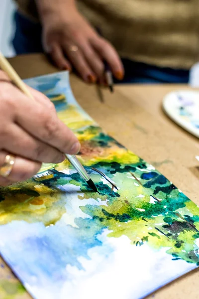 妇女的手绘图水彩。水彩画的创作过程 — 图库照片