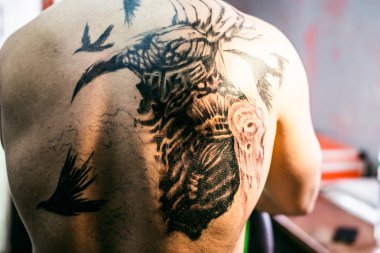 bir dövme bir adam arkasında oluşturma işlemi