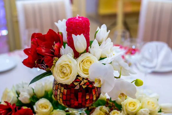 新鮮な花で覆われて素晴らしく装飾結婚式のフロント テーブル — ストック写真