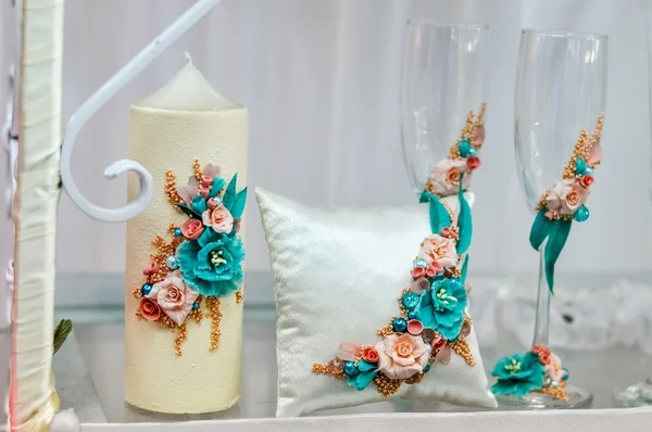 Hermosos vasos de boda están sobre la mesa. Accesorios de boda —  Fotos de Stock