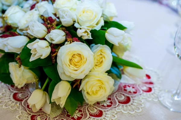 Bellissimo tavolo da ricevimento di nozze decorato con fiori freschi — Foto Stock