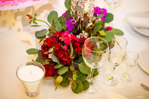 Mesa de recepción de boda bellamente decorada cubierta de flores frescas —  Fotos de Stock