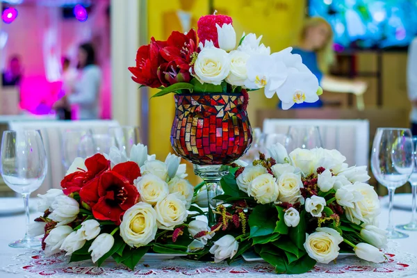 Bonito decorado mesa de recepção de casamento coberto com flores frescas — Fotografia de Stock