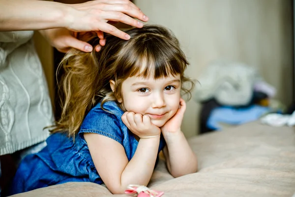 Madre trenzas pelo niña — Foto de Stock