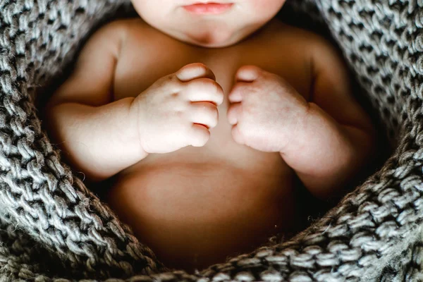 Pequena mão de bebê adormecido recém-nascido de perto — Fotografia de Stock