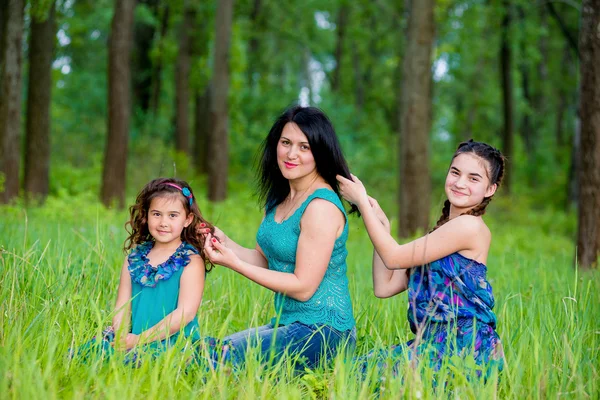 Mulher bonita com duas crianças no parque . — Fotografia de Stock