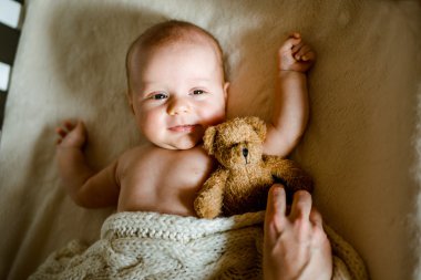 Mom lays down the baby to sleep. sheltering blanket