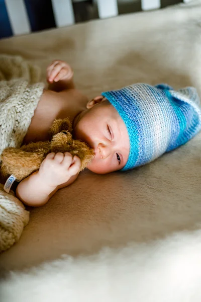 Dois meses de idade bebê som dormindo em seu berço — Fotografia de Stock