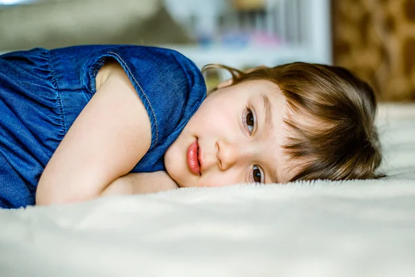 Adorable niña sonriente despertó en su cama — Foto de Stock