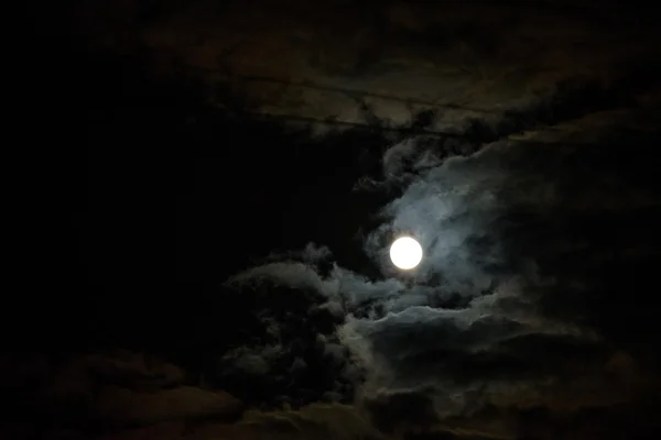 Cielo notturno e luna piena tra le nuvole — Foto Stock
