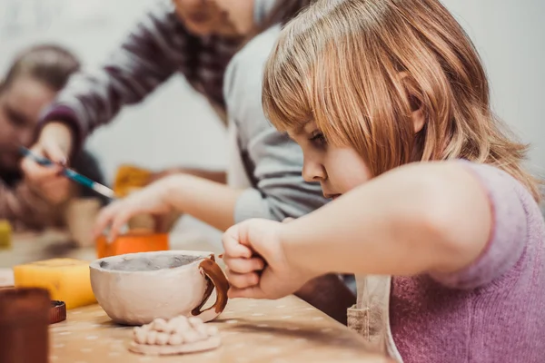 Le mani dei bambini scolpisce — Foto Stock