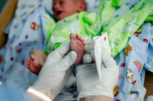 Врач делает анализ крови у новорожденных — стоковое фото