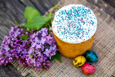 Paskalya pastası ve renkli yumurtalar bayram masasında.