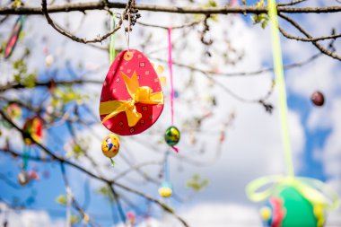 Birkaç Paskalya yumurta bir ağaç dalına asılı renkli 