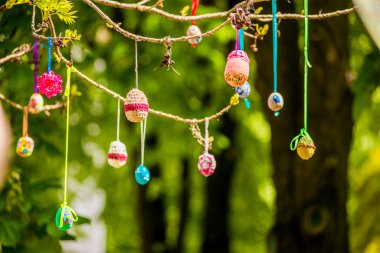 Birkaç Paskalya yumurta bir ağaç dalına asılı renkli 