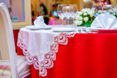 Düğün için hazırlanmış bir masa ya da başka bir akşam yemeği.