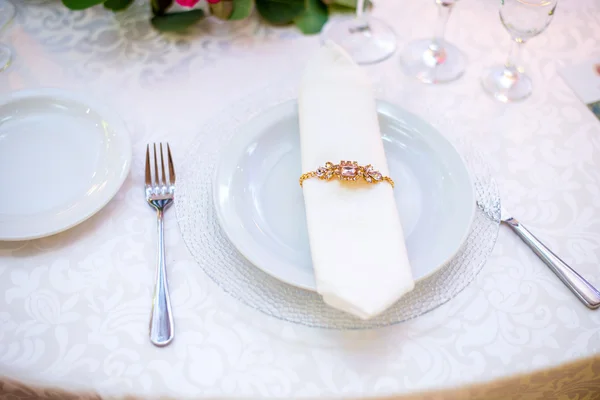 Conjunto de mesa para la boda u otra cena de evento abastecido —  Fotos de Stock