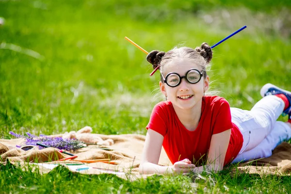 Porträt eines lustigen kleinen Mädchens mit Brille. — Stockfoto