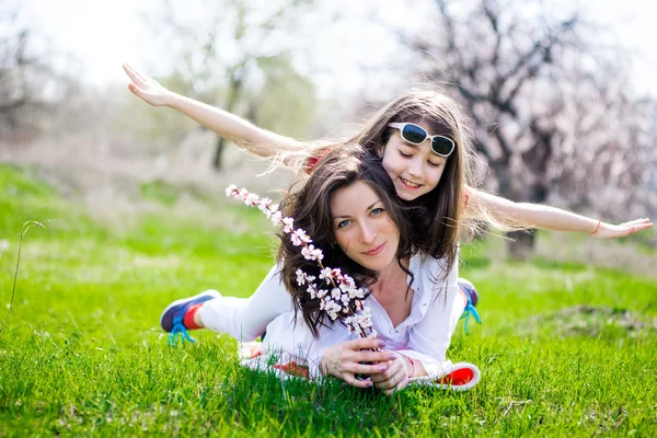 Madre e hija pequeña en el parque — Foto de Stock