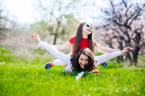 Madre e hija pequeña en el parque — Foto de Stock