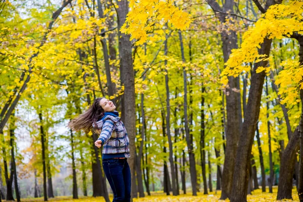 Dziewczyna, spinning w jesień fun park — Zdjęcie stockowe