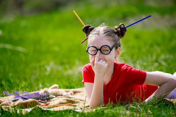 Porträt eines lustigen kleinen Mädchens mit Brille. — Stockfoto