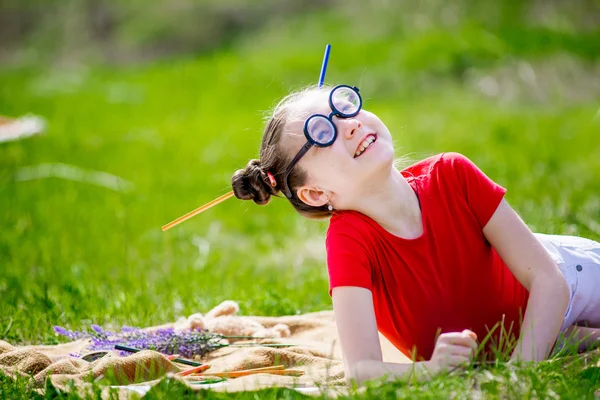 Porträt eines lustigen kleinen Mädchens mit Brille. — Stockfoto