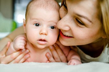 Mutlu anne ve bebeğin evde portresi