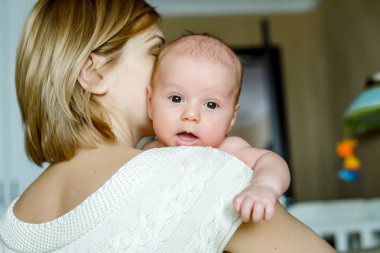 Mutlu anne ve bebeğin evde portresi