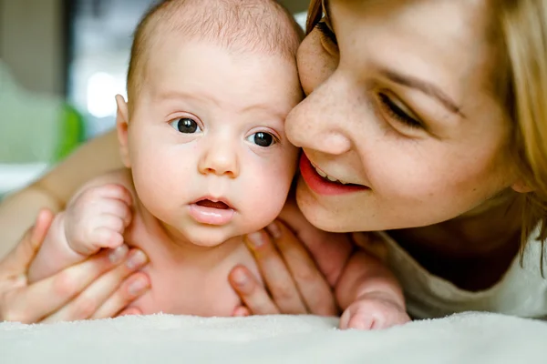 Retrato de mãe e bebê felizes em casa — Fotografia de Stock