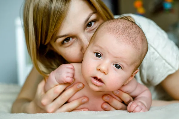 Retrato de mãe e bebê felizes em casa — Fotografia de Stock