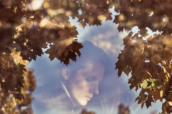 Doble exposición retrato de dama atractiva en otoño — Foto de Stock