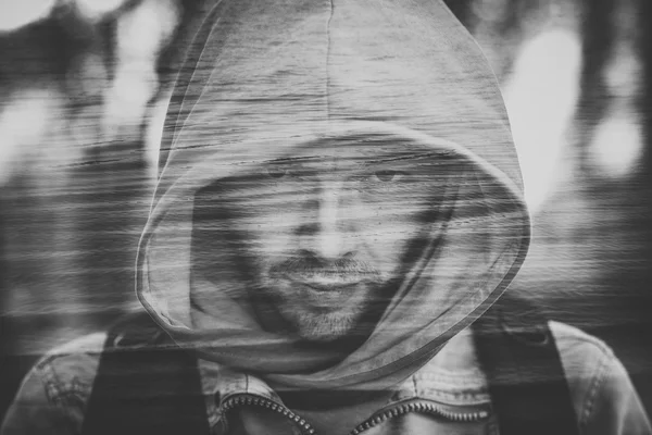 Close-up portret van bedreigende gangster het dragen van een kap, concept van gevaar — Stockfoto