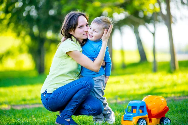 Moeder en kind wandelen in het park — Stockfoto