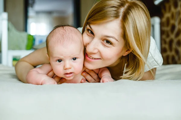 幸せな母親と赤ちゃんの家での肖像画 — ストック写真