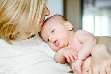 mutlu aile anne ve bebek eğleniyor oynarken, yatakta öpüşme