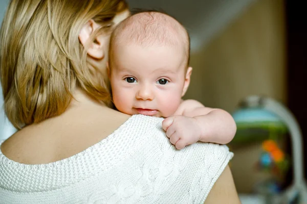 Mutlu anne ve bebeğin evde portresi