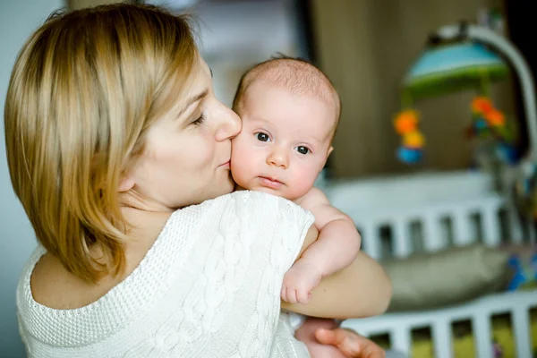 Retrato de mãe e bebê felizes em casa — Fotografia de Stock