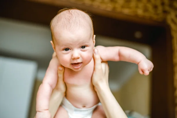 Portré anya és baba játszik és mosolyog otthon. — Stock Fotó