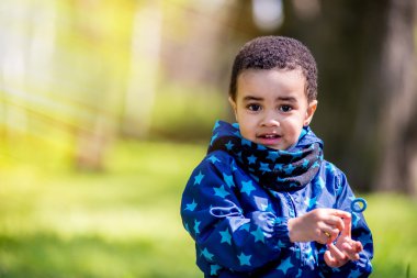 şirin mutlu küçük çocuk yeşil çim Bahar üzerinde yalan